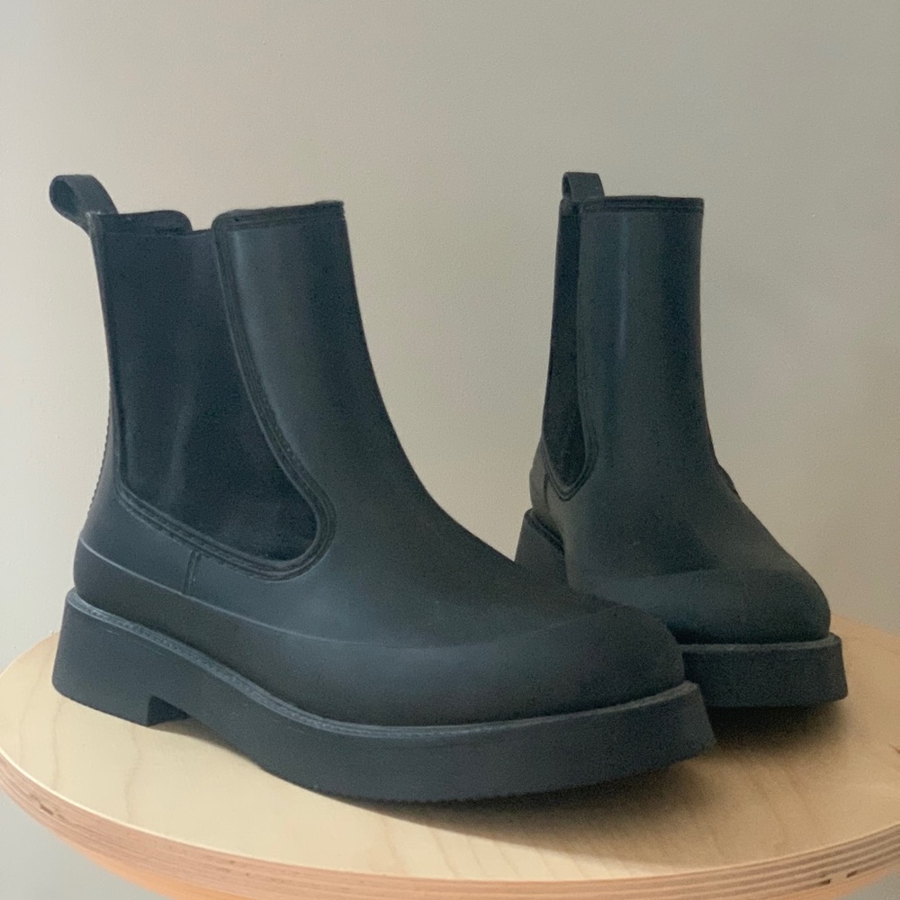 Women’s Chelsea Boot Size 8